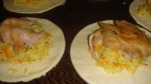 рис с мясом в булочке