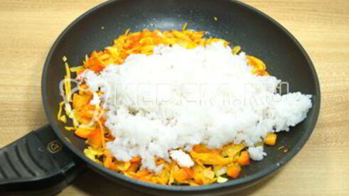 рис с овощами на сковороде