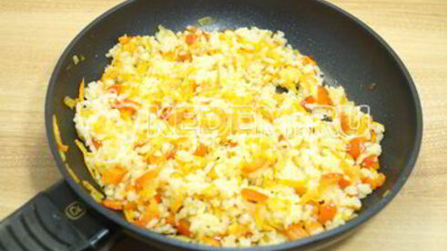 рис с овощами на сковороде