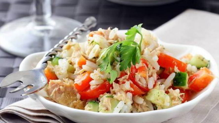 Рецепт риса с помидорами и тунцом