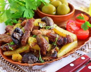 Жареная картошка с мясом и грибами