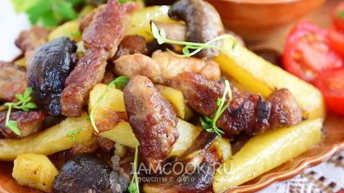 жареная картошка с мясом и грибами