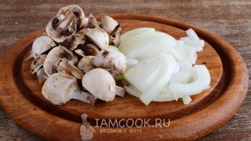 жареная картошка с мясом и грибами