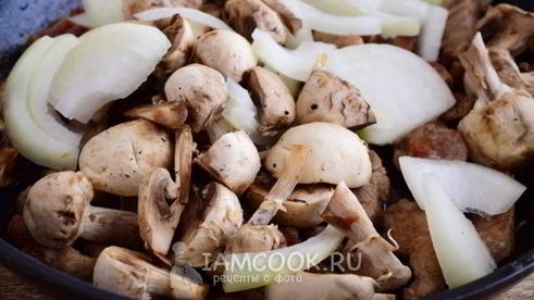 жареная картошка с мясом и грибами