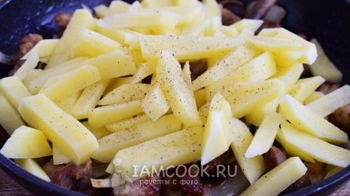 жареная картошка с мясом и грибами