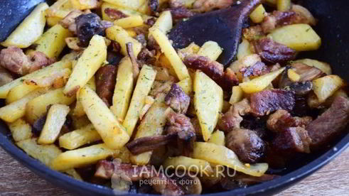 жареная картошка с мясом и грибами