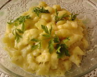 Жаренный картофель с расплавленным сыром