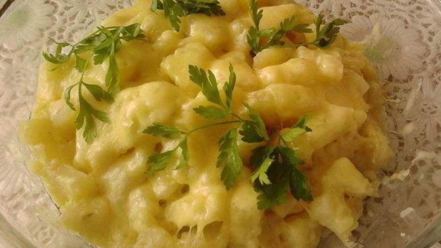 Рецепт жаренного картофеля с расплавленным сыром