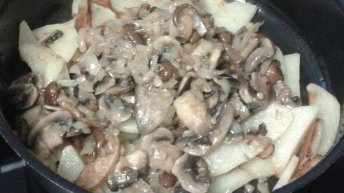 жареный картофель с грибами