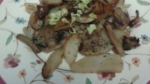 жареный картофель с грибами