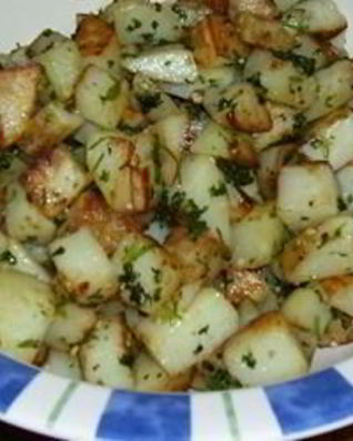 Жареный картофель с кинзой и чесноком