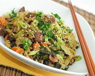 Жареный рис с овощами, соевым соусом, супом мисо и пикулями