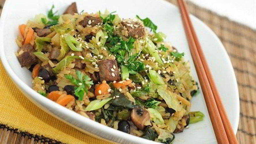 Рецепт жареного риса с овощами, соевым соусом, супом мисо и пикулями