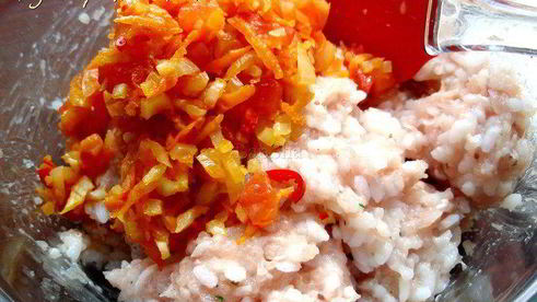 куриные голубцы с овощами в листьях савойской капусты