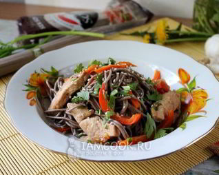 Гречневая лапша с курицей и овощами