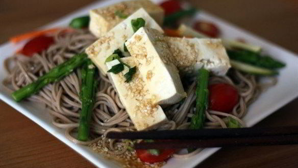 Рецепт Гречневой лапши с томатами, тофу и базиликом