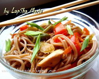 Гречневая лапша Соба с курицей и овощами