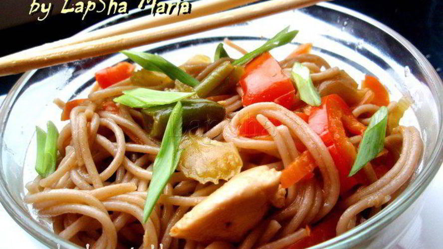 Рецепт гречневой лапши соба с курицей и овощами