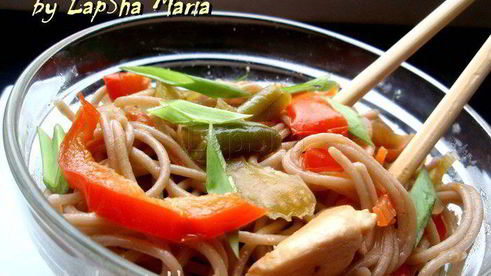 гречневая лапша соба с курицей и овощами