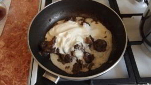 грибы, тушенные со сливками