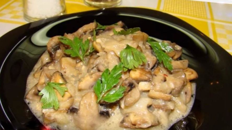 Рецепт грибов тушеных в сметане на сковороде