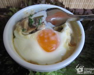 Грибы в сливках, запеченые с яйцом