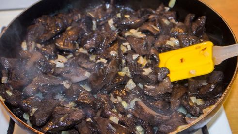 грибы в сметане в духовке запеченные с сыром