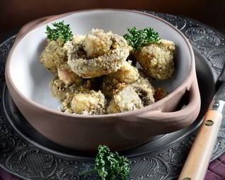 Грибы в сухарях с рисовой лапшой и салатом фризе