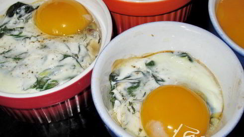 грибы, запеченные со шпинатом и яйцом