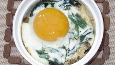 грибы, запеченные со шпинатом и яйцом