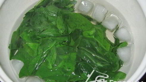 грибы, запеченные со шпинатом и яйцом