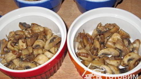 грибы, запеченные со шпинатом и яйцом