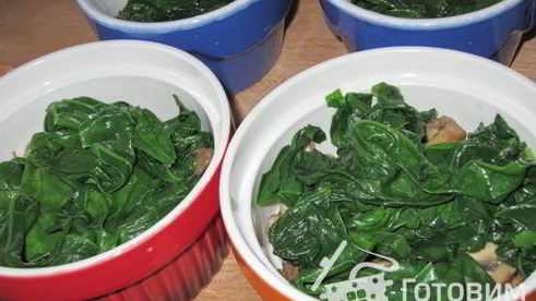 грибы, запеченные со шпинатом и яйцом