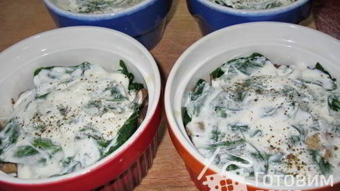 грибы, запеченные со шпинатом и яйцом