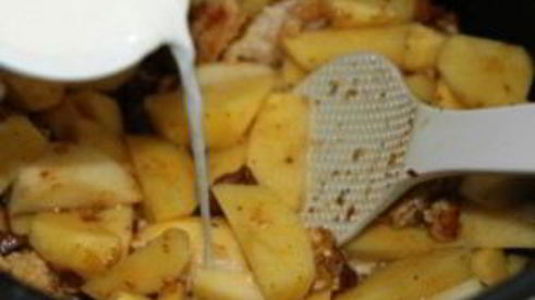 лисички, запеченные в сметане с картофелем