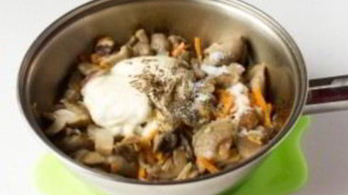 маслята, тушеные в сметане