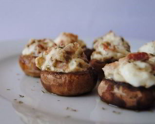 Шампиньоны фаршированные беконом под сырной корочкой