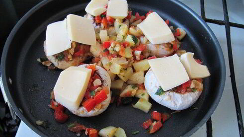 шампиньоны, фаршированные овощами