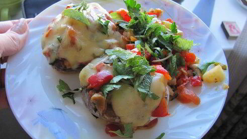 шампиньоны, фаршированные овощами