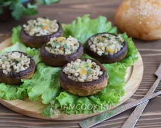 Шампиньоны, фаршированные перловкой