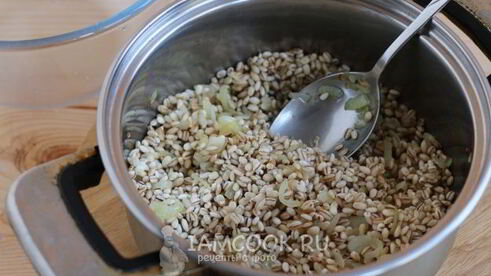 шампиньоны, фаршированные перловкой