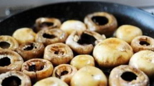 шампиньоны на сковороде