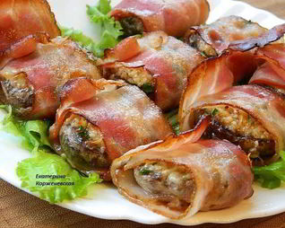 Шампиньоны с орехово-сырной начинкой в беконе