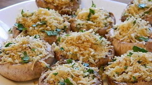 шампиньоны с орехово-сырной начинкой в беконе