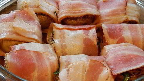 шампиньоны с орехово-сырной начинкой в беконе