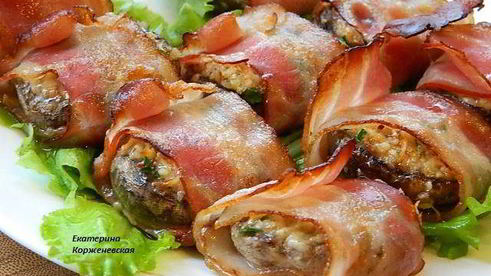 шампиньоны с орехово-сырной начинкой в беконе