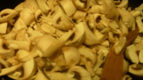 шампиньоны сo шпинатом, сливками и чили