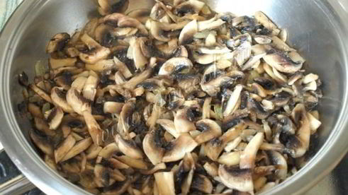 шампиньоны в сливочном соусе