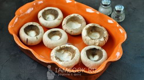 шампиньоны, запеченные с перепелиными яйцами