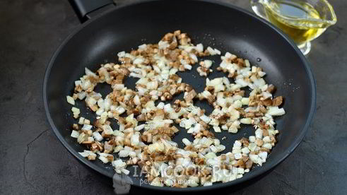 шампиньоны, запеченные с перепелиными яйцами